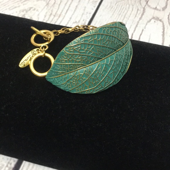 Plunder Jewelry - Gold Tone and Green Leaf Bracelet Plunder